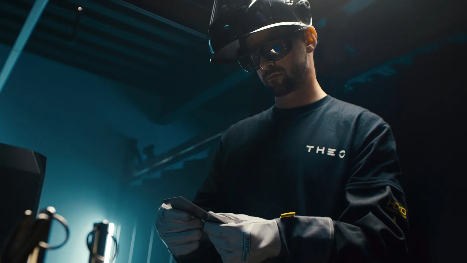 Lasser met de THEO-lastoorts in de werkplaats
